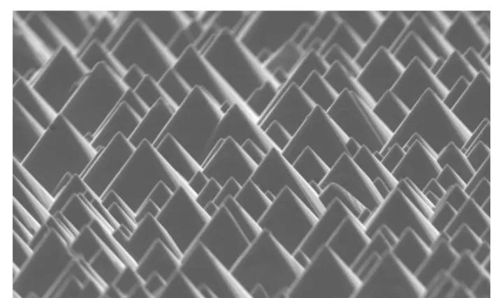 硅片表面随机分布的金字塔结构